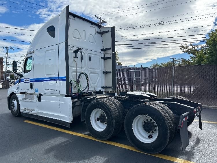 2023 Freightliner Cascadia in Londonderry, NH — photo 5