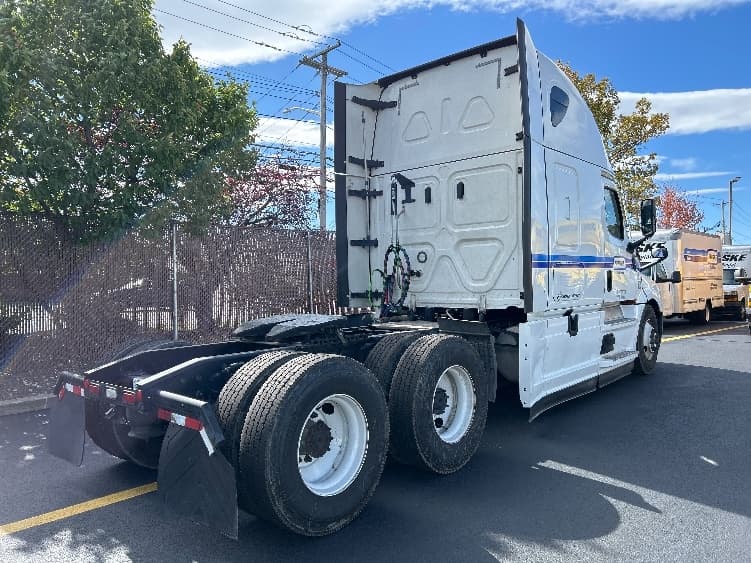 2023 Freightliner Cascadia in Londonderry, NH — photo 7