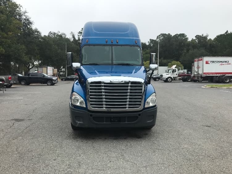 2017 Freightliner Cascadia in Jacksonville, FL — photo 2