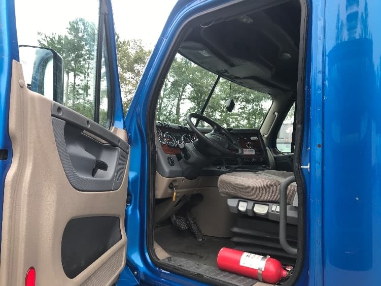 2017 Freightliner Cascadia in Jacksonville, FL — photo 9