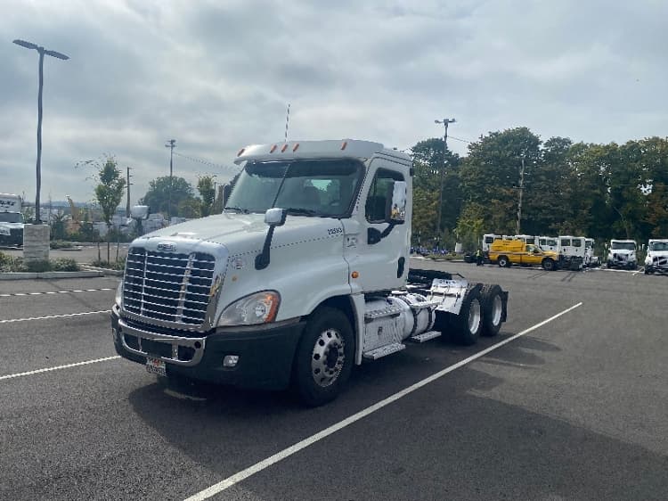 2016 Freightliner Cascadia in Everett, WA — photo 2