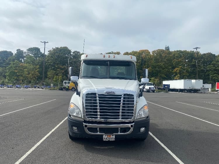 2016 Freightliner Cascadia in Everett, WA — photo 4