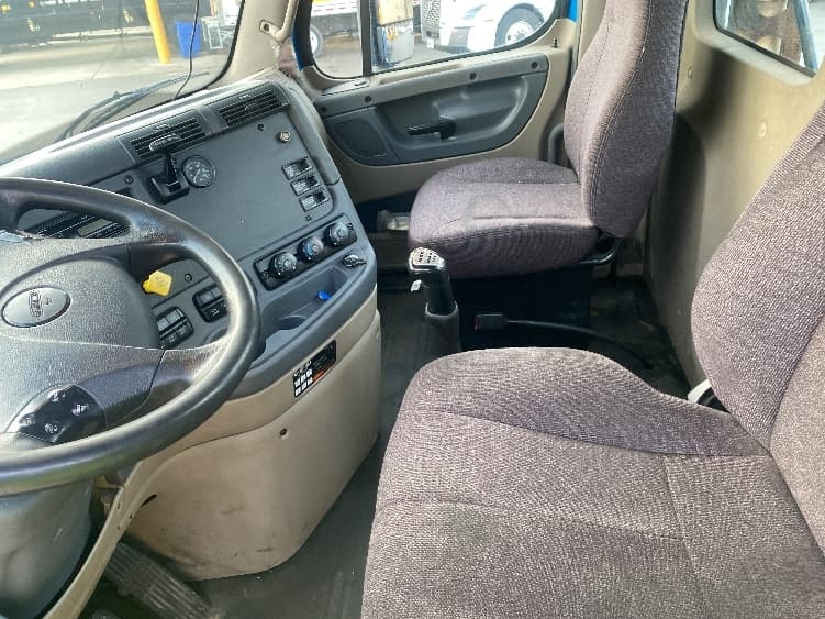 2017 Freightliner Cascadia in Youngstown, OH — photo 10