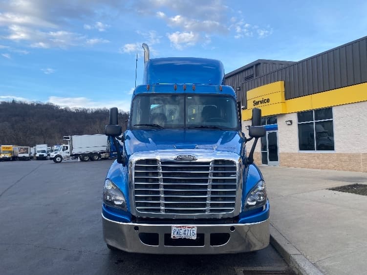 2017 Freightliner Cascadia in Youngstown, OH — photo 2