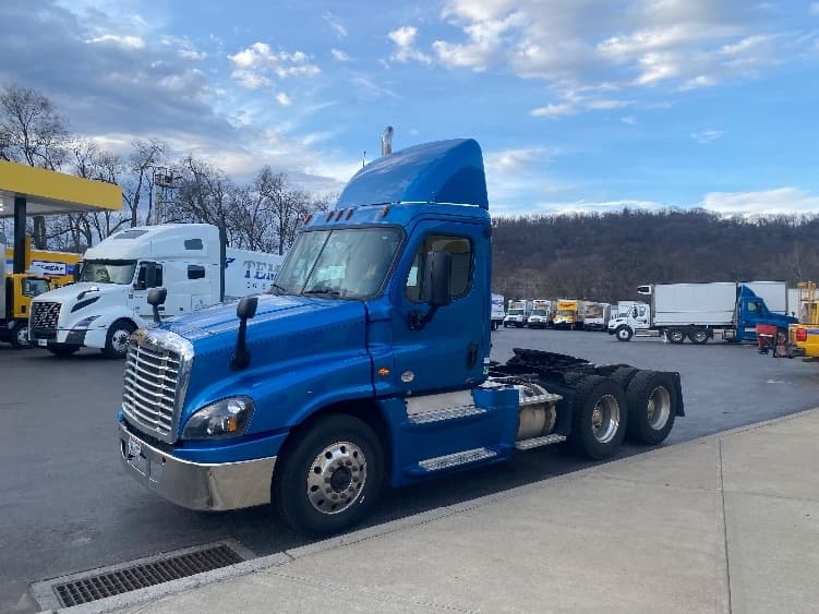 2017 Freightliner Cascadia in Youngstown, OH — photo 3