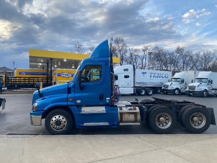 2017 Freightliner Cascadia in Youngstown, OH — photo 4