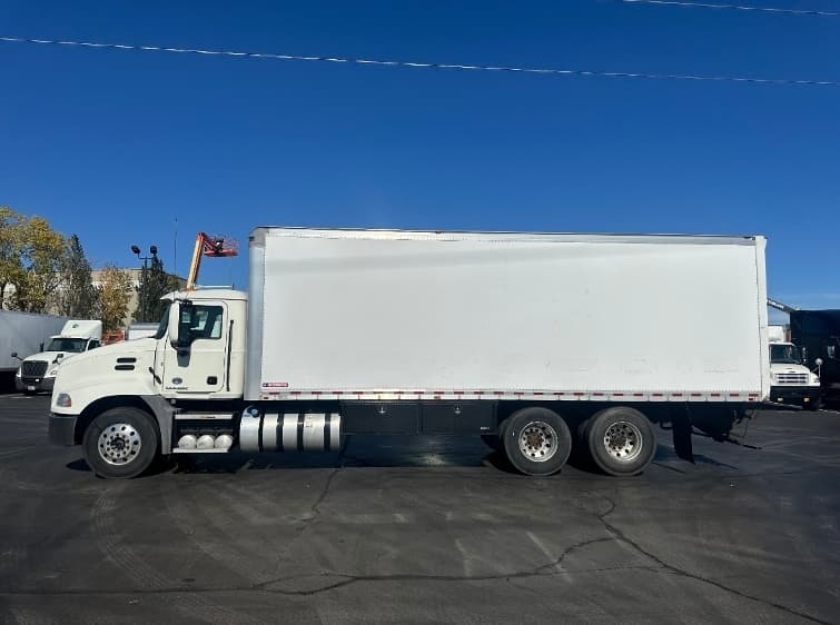 2018 Mack Pinnacle in Milwaukee, WI — photo 4