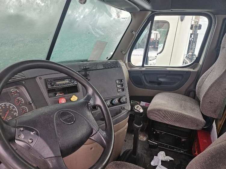 2013 Freightliner Cascadia in Roseville, MN — photo 10