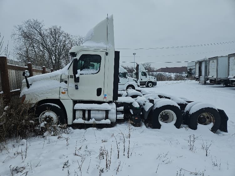2013 Freightliner Cascadia in Roseville, MN — photo 4