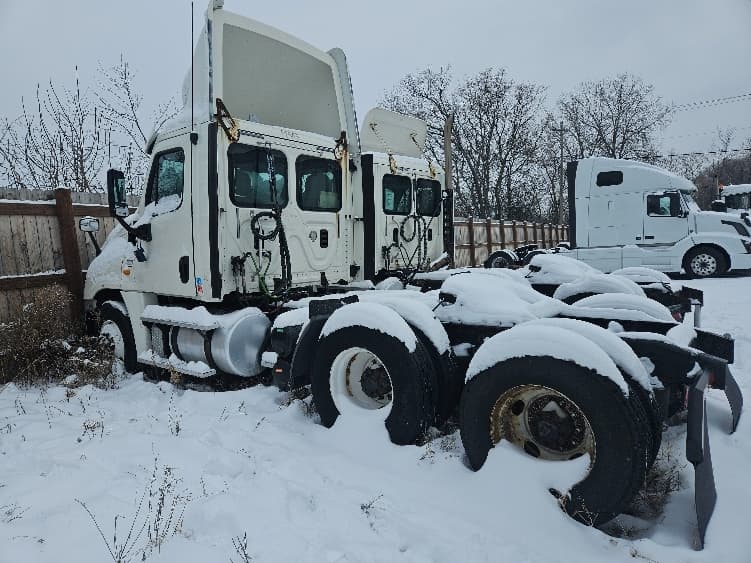 2013 Freightliner Cascadia in Roseville, MN — photo 5