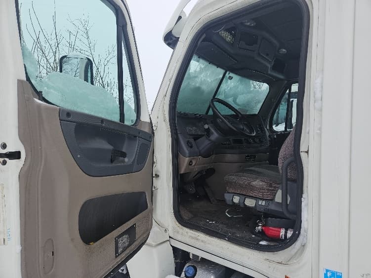 2013 Freightliner Cascadia in Roseville, MN — photo 9