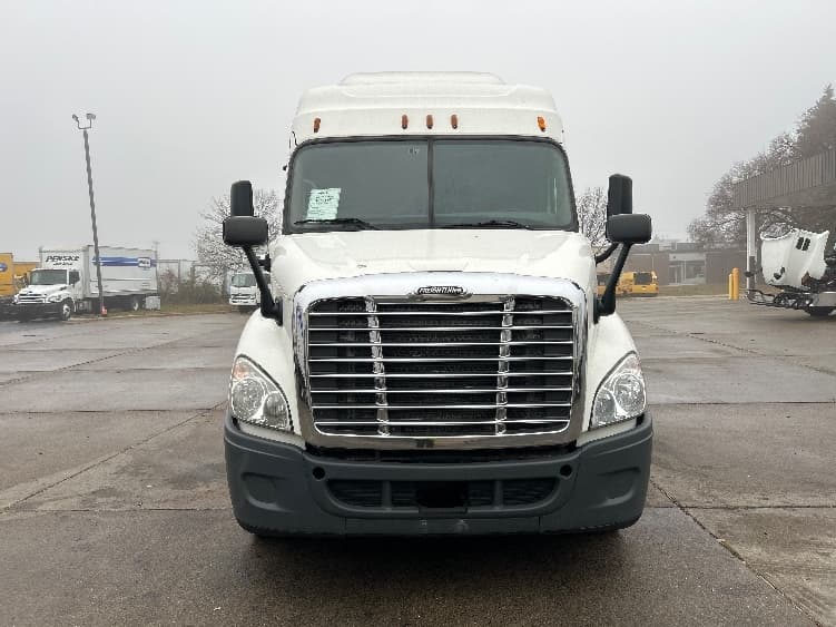 2016 Freightliner Cascadia in Brooklyn Park, MN — photo 2