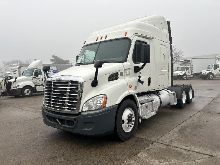 2016 Freightliner Cascadia in Brooklyn Park, MN — photo 3