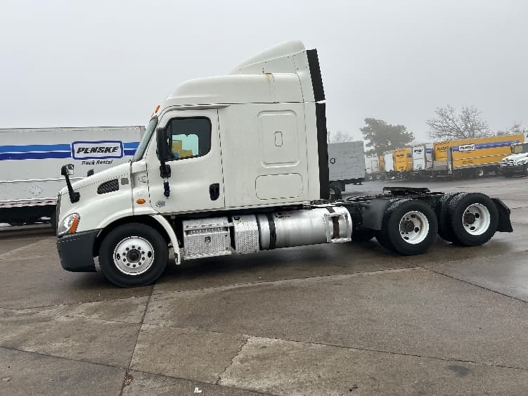 2016 Freightliner Cascadia in Brooklyn Park, MN — photo 4