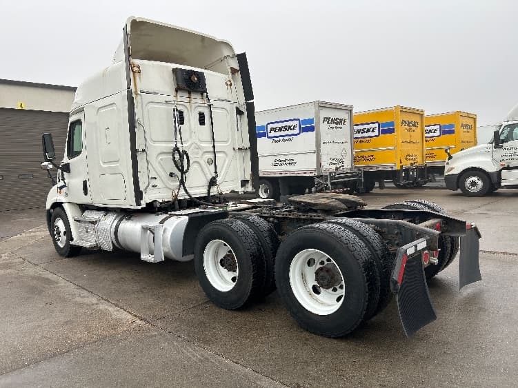 2016 Freightliner Cascadia in Brooklyn Park, MN — photo 5