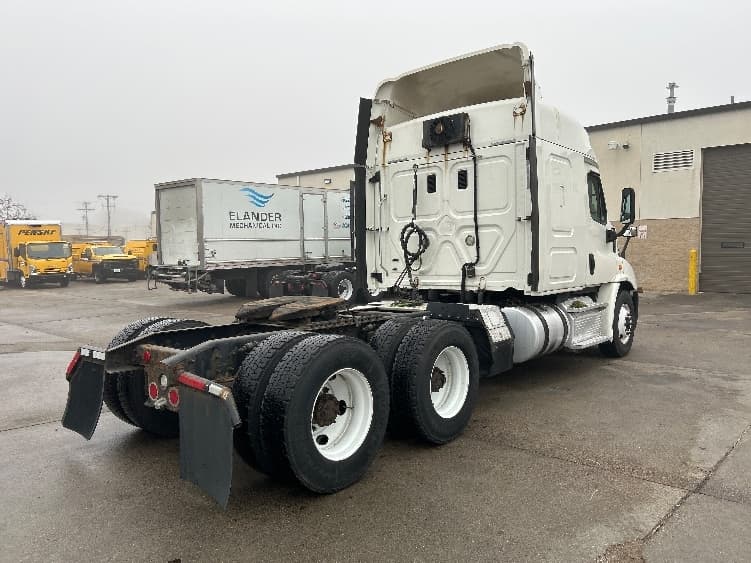 2016 Freightliner Cascadia in Brooklyn Park, MN — photo 7