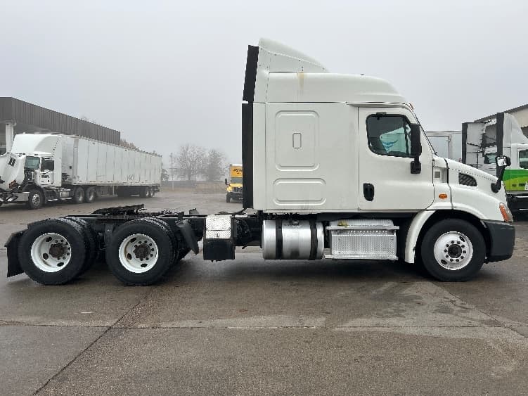 2016 Freightliner Cascadia in Brooklyn Park, MN — photo 8