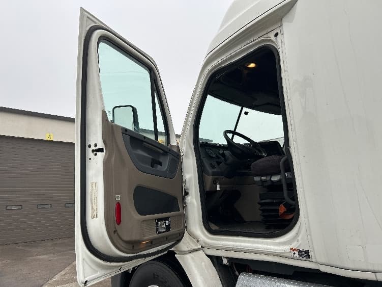 2016 Freightliner Cascadia in Brooklyn Park, MN — photo 9