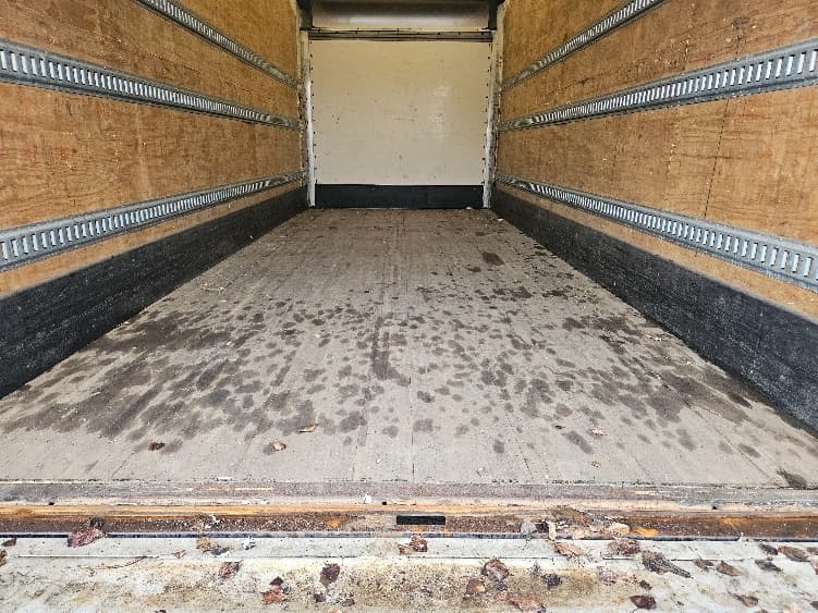 2019 Isuzu NRR in Tumwater, WA — photo 10