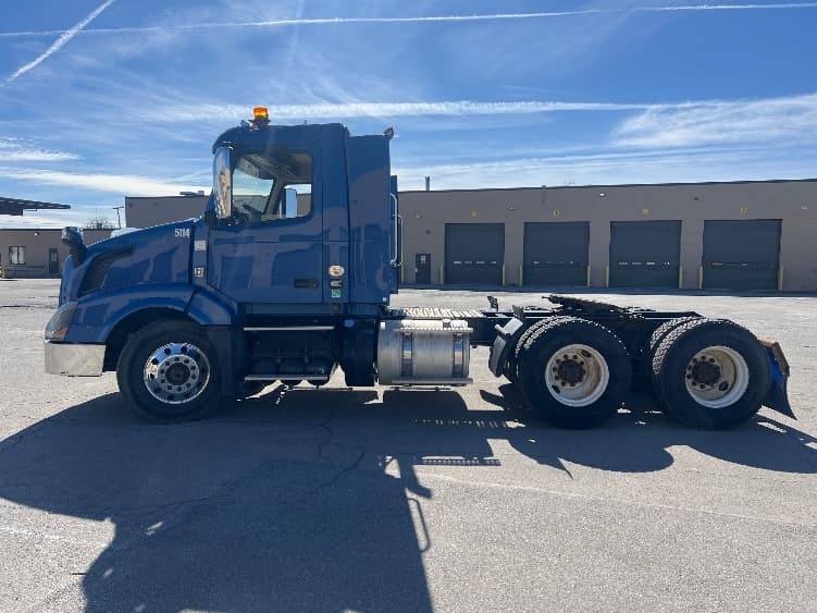 2017 Volvo VNL 300 in Rochester, NY — photo 4