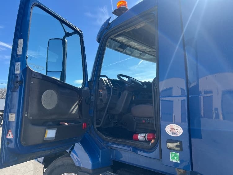 2017 Volvo VNL 300 in Rochester, NY — photo 7