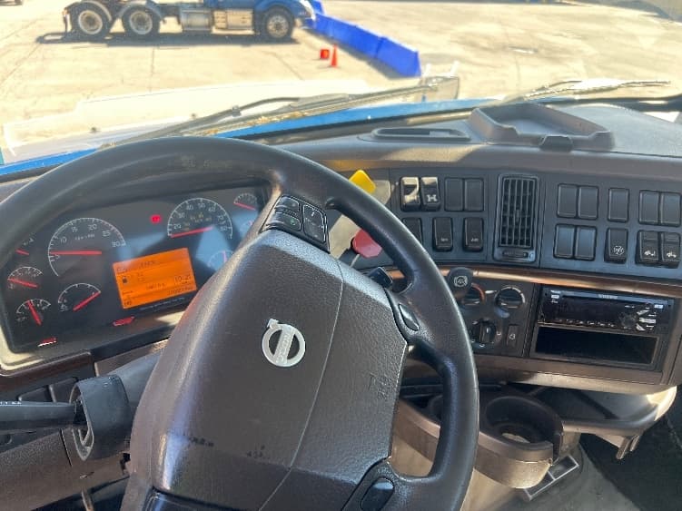 2017 Volvo VNL 300 in Rochester, NY — photo 8
