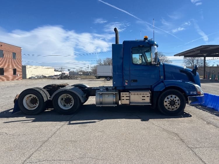 2017 Volvo VNL 300 in Rochester, NY — photo 6
