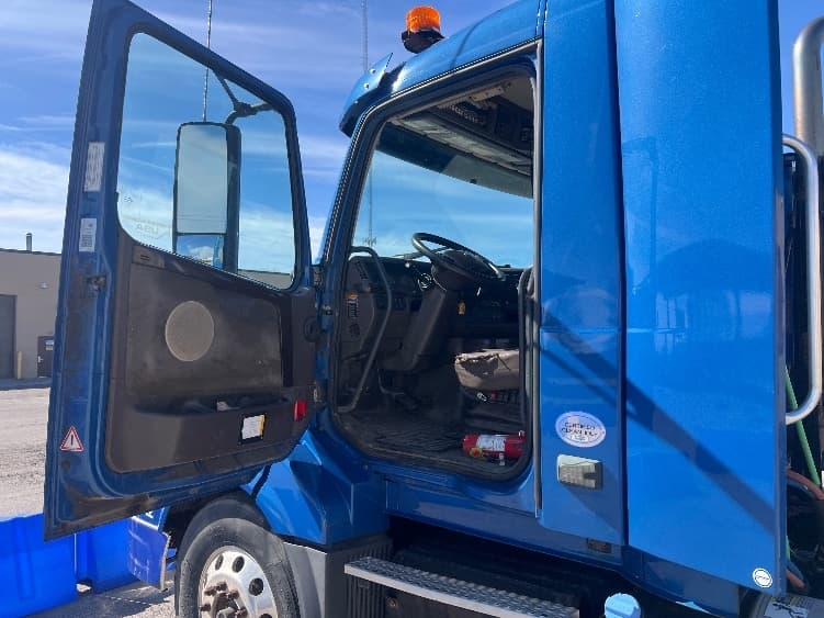 2017 Volvo VNL 300 in Rochester, NY — photo 7