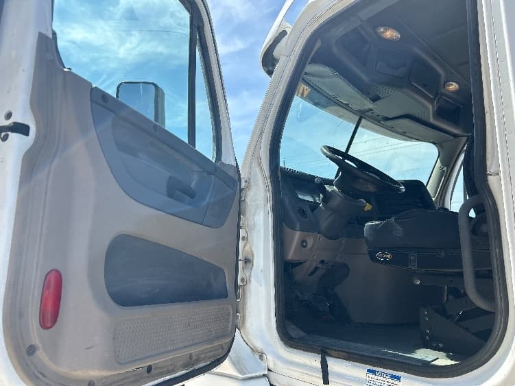 2016 Freightliner Cascadia in Dallas, TX — photo 9