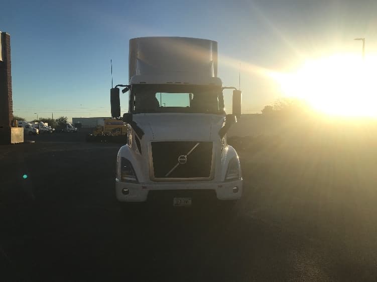 2021 Volvo VNR 640 in Tempe, AZ — photo 2