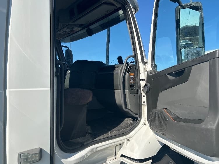 2021 Volvo VNR 640 in La Porte, IN — photo 10