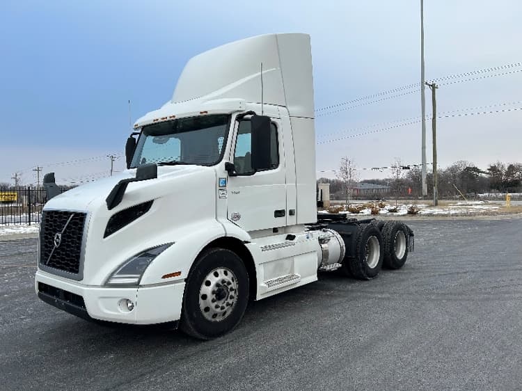 2021 Volvo VNR 640 in La Porte, IN — photo 3
