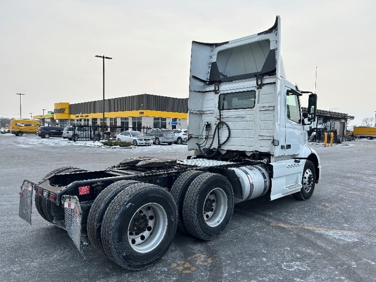2021 Volvo VNR 640 in La Porte, IN — photo 6