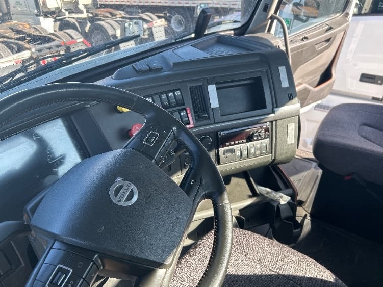 2021 Volvo VNR 640 in La Porte, IN — photo 8