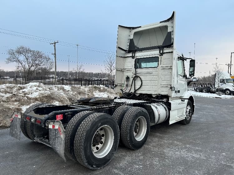 2021 Volvo VNR 640 in La Porte, IN — photo 6