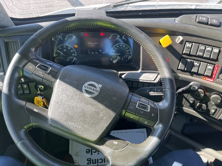 2021 Volvo VNR 640 in La Porte, IN — photo 9