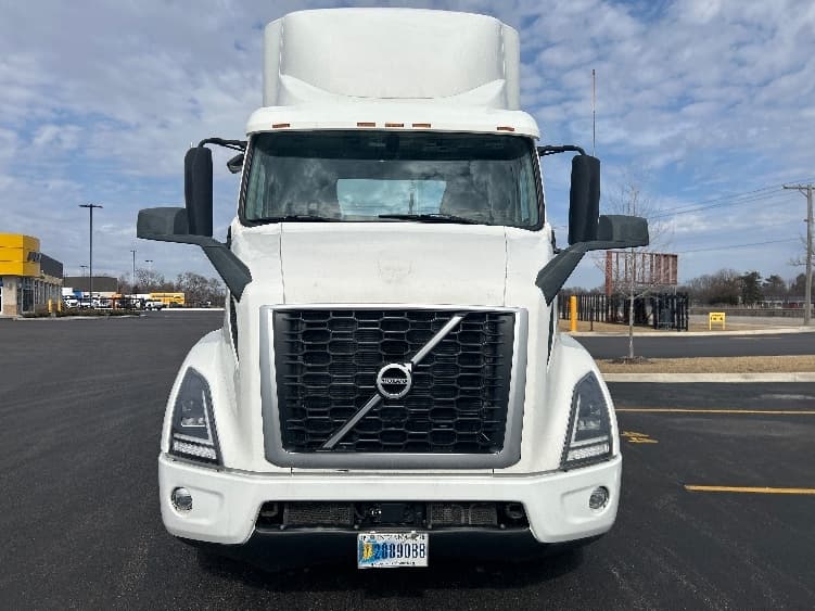 2021 Volvo VNR 640 in La Porte, IN — photo 2