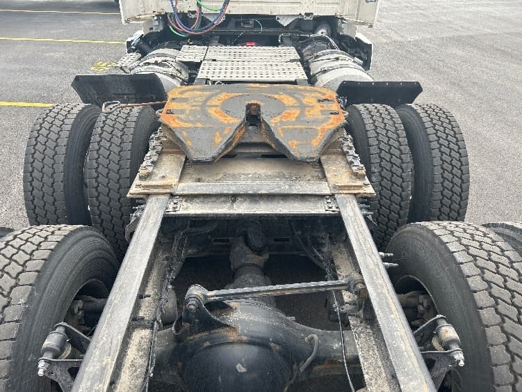 2021 Volvo VNR 640 in La Porte, IN — photo 6
