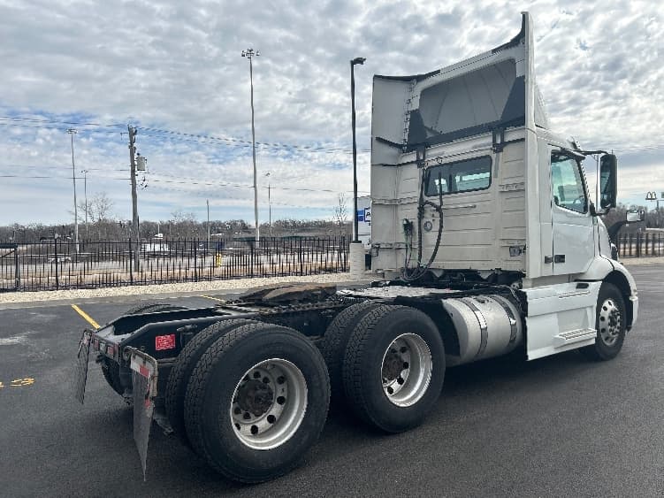 2021 Volvo VNR 640 in La Porte, IN — photo 7
