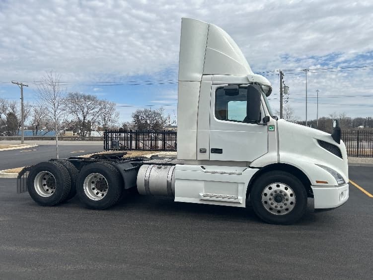 2021 Volvo VNR 640 in La Porte, IN — photo 8