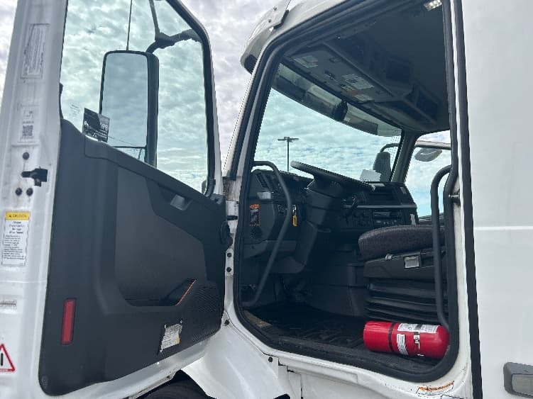 2021 Volvo VNR 640 in La Porte, IN — photo 9