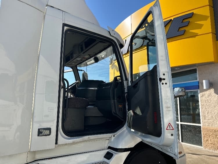 2021 Volvo VNR 640 in La Porte, IN — photo 10