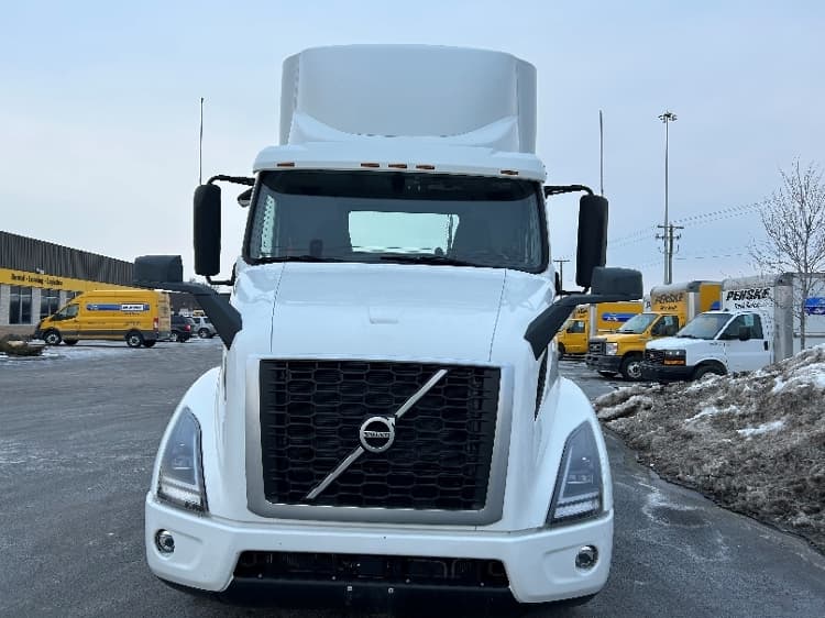 2021 Volvo VNR 640 in La Porte, IN — photo 2