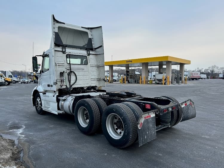 2021 Volvo VNR 640 in La Porte, IN — photo 4