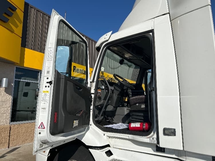 2021 Volvo VNR 640 in La Porte, IN — photo 7
