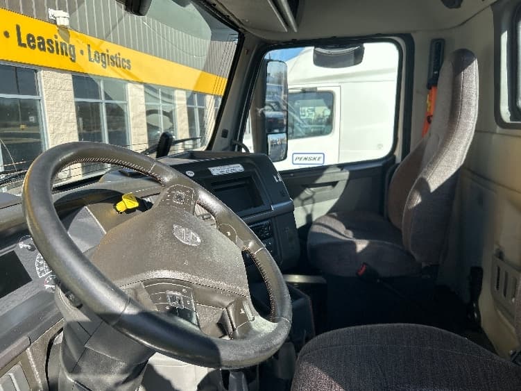 2021 Volvo VNR 640 in La Porte, IN — photo 8