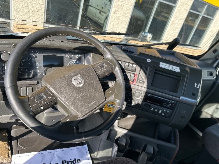 2021 Volvo VNR 640 in La Porte, IN — photo 9