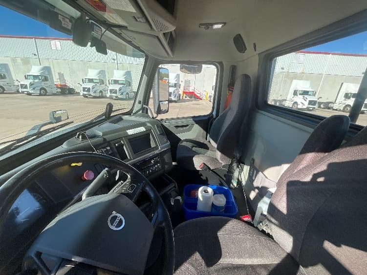2021 Volvo VNR 640 in La Porte, IN — photo 10