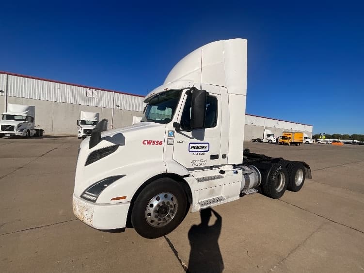 2021 Volvo VNR 640 in La Porte, IN — photo 3
