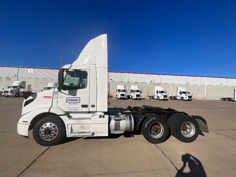 2021 Volvo VNR 640 in La Porte, IN — photo 4